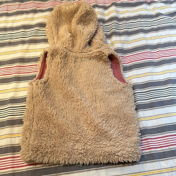 2-3 year EUC mini Boden fuzzy vest - Picture 3 of 3